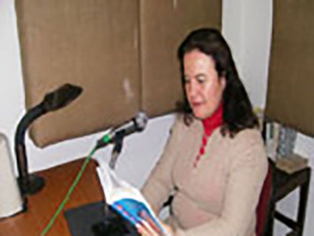 Stüdyoda bir kadın seslendirme yapıyor.