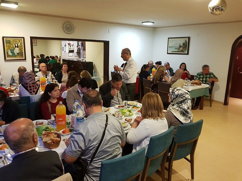 Dernekte grup halinde İftar yemeği yeniyor